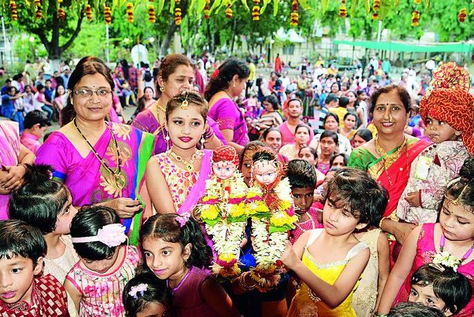 The wedding of Bahula-Bahuli in Nagpur enthusiastically | नागपुरात उत्साहात पार पडले बाहुला-बाहुलीचे लग्न The wedding of Bahula-Bahuli in Nagpur enthusiastically | नागपुरात उत्साहात पार पडले बाहुला-बाहुलीचे लग्न