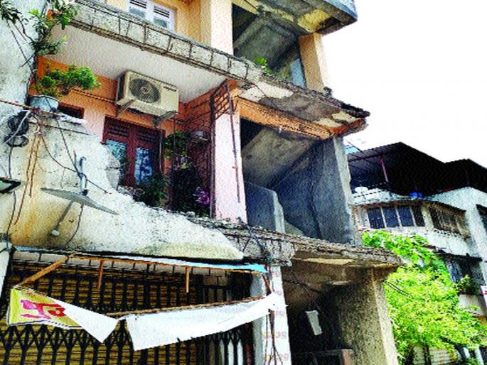 The balcony collapsed and the elderly got injured | बाल्कनी कोसळून वृद्धा झाली जखमी The balcony collapsed and the elderly got injured | बाल्कनी कोसळून वृद्धा झाली जखमी
