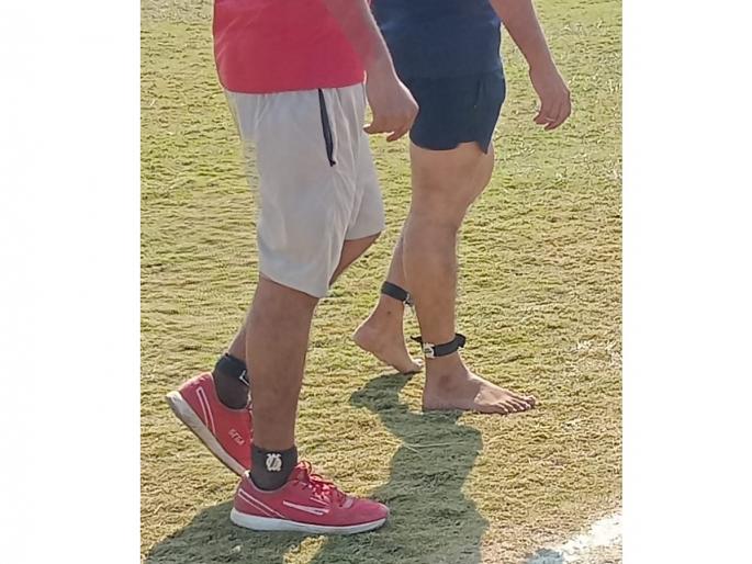 Electronic chip in both legs of candidates, physical test for Railways begins | मैदानात धावणाऱ्यांच्या दोन्ही पायात इलेक्ट्रॉनिक चिप, रेल्वेसाठी शारीरिक चाचणी सुरू Electronic chip in both legs of candidates, physical test for Railways begins | मैदानात धावणाऱ्यांच्या दोन्ही पायात इलेक्ट्रॉनिक चिप, रेल्वेसाठी शारीरिक चाचणी सुरू