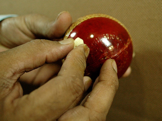 Vaseline cannot replace saliva and sweat, says Nehra and Harbhajan | लाळ व घामाची जागा व्हॅसलिन घेऊ शकत नाही, नेहरा व हरभजन यांचे मत