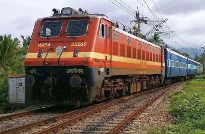 Balharshah-Mumbai Express to start from april 15 | बल्लारशाह-मुंबई एक्स्प्रेसला हिरवी झंडी; लवकरच पुन्हा रुळावर Balharshah-Mumbai Express to start from april 15 | बल्लारशाह-मुंबई एक्स्प्रेसला हिरवी झंडी; लवकरच पुन्हा रुळावर