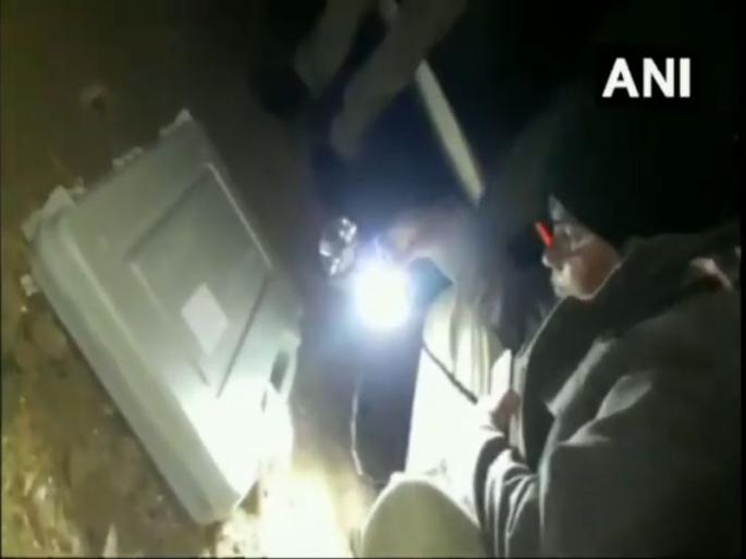 ballot unit was found lying on road in Shahabad area of Kishanganj Assembly Constituency in Baran district of Rajasthan | EVMच्या सुरक्षिततेबाबत प्रश्नचिन्ह;राजस्थानमध्ये रस्त्यावर आढळलं बॅलेट युनिट ballot unit was found lying on road in Shahabad area of Kishanganj Assembly Constituency in Baran district of Rajasthan | EVMच्या सुरक्षिततेबाबत प्रश्नचिन्ह;राजस्थानमध्ये रस्त्यावर आढळलं बॅलेट युनिट