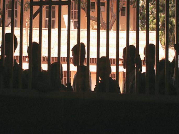 As soon as he was released from the juvenile detention center the employee was attacked with an ax and a case was registered against the child | 'तुझा खेळच खल्लास करतो'; बालसुधारगृहातून सुटका होताच कर्मचाऱ्यावर कुऱ्हाडीने वार, मुलावर गुन्हा दाखल As soon as he was released from the juvenile detention center the employee was attacked with an ax and a case was registered against the child | 'तुझा खेळच खल्लास करतो'; बालसुधारगृहातून सुटका होताच कर्मचाऱ्यावर कुऱ्हाडीने वार, मुलावर गुन्हा दाखल