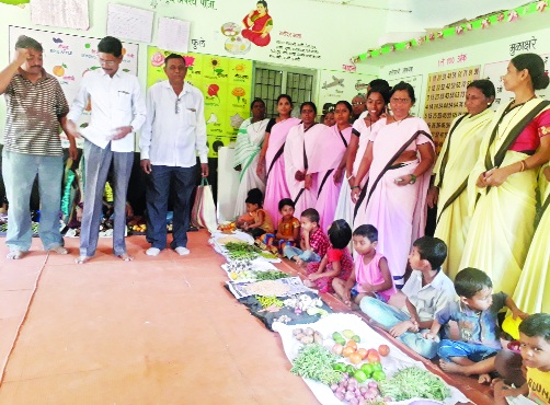 Accumulated market with pinch in Purdy's anganwadi | पार्डीच्या अंगणवाडीत चिमुकल्यांनी भरविला बाजार Accumulated market with pinch in Purdy's anganwadi | पार्डीच्या अंगणवाडीत चिमुकल्यांनी भरविला बाजार