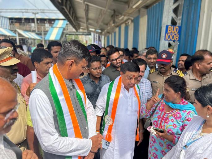 Newly elected MP Balya Mhatre on action mode; Interaction with railway travel in Badlapur | नवनिर्वाचित खासदार ॲक्शन मोडवर; बदलापूरात रेल्वे प्रवासांशी साधला संवाद Newly elected MP Balya Mhatre on action mode; Interaction with railway travel in Badlapur | नवनिर्वाचित खासदार ॲक्शन मोडवर; बदलापूरात रेल्वे प्रवासांशी साधला संवाद