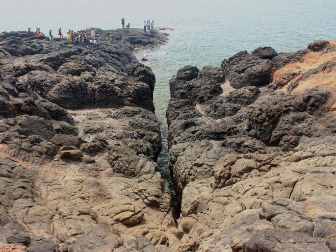 Husband and wife drown while taking selfie at Hedvi | गुहागरः सेल्फीचा मोह जिवावर बेतला; पती-पत्नीचा घळीत पडून मृत्यू Husband and wife drown while taking selfie at Hedvi | गुहागरः सेल्फीचा मोह जिवावर बेतला; पती-पत्नीचा घळीत पडून मृत्यू