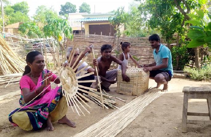 no bamboo available in depot, double rate in outside, Bamboo artisans have to live a life of neglect | आगरात बांबू नाही, बाहेर दुप्पट भाव, पोट भरायचे कसे? कारागिरांची व्यथा