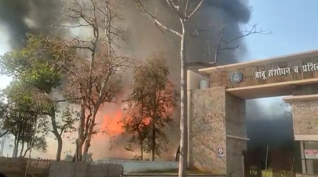 A fire broke out at a bamboo training center in Chandrapur district | चंद्रपूर जिल्ह्यातील बांबू प्रशिक्षण केंद्रात भीषण आग A fire broke out at a bamboo training center in Chandrapur district | चंद्रपूर जिल्ह्यातील बांबू प्रशिक्षण केंद्रात भीषण आग