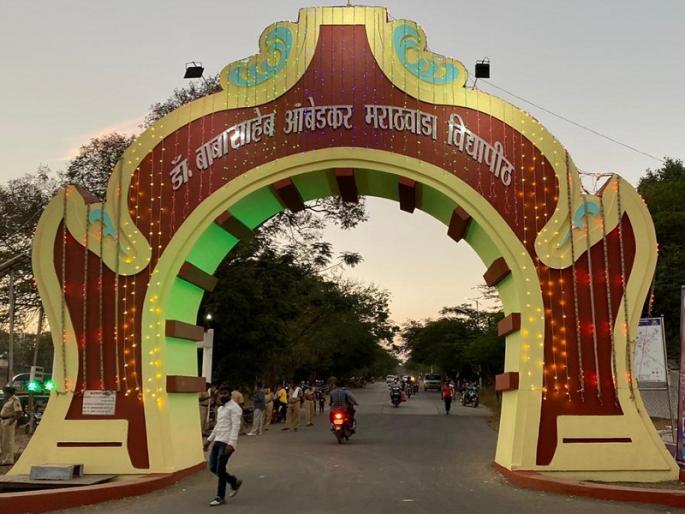 On the occasion of the 27th name extension day of the Dr. Babasaheb Ambedkar Marathvada university, the campus was illuminated with electricity | विद्यापीठाच्या २७ व्या नामविस्तार दिनानिमित्त विद्युतरोषणाईने परिसर उजळला
