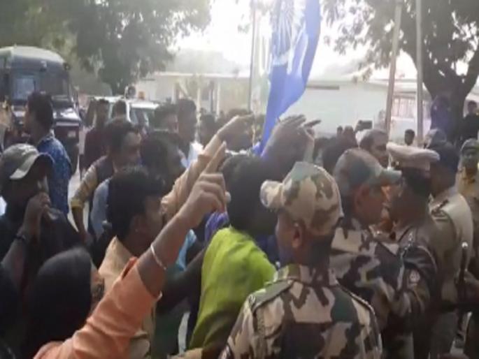 ABVP and Ambedkari activists gathered at the university from the Cab-NRC issue | कॅब-एनआरसीवरून विद्यापीठात एबीव्हीपी आणि आंबेडकरी कार्यकर्ते भिडले ABVP and Ambedkari activists gathered at the university from the Cab-NRC issue | कॅब-एनआरसीवरून विद्यापीठात एबीव्हीपी आणि आंबेडकरी कार्यकर्ते भिडले