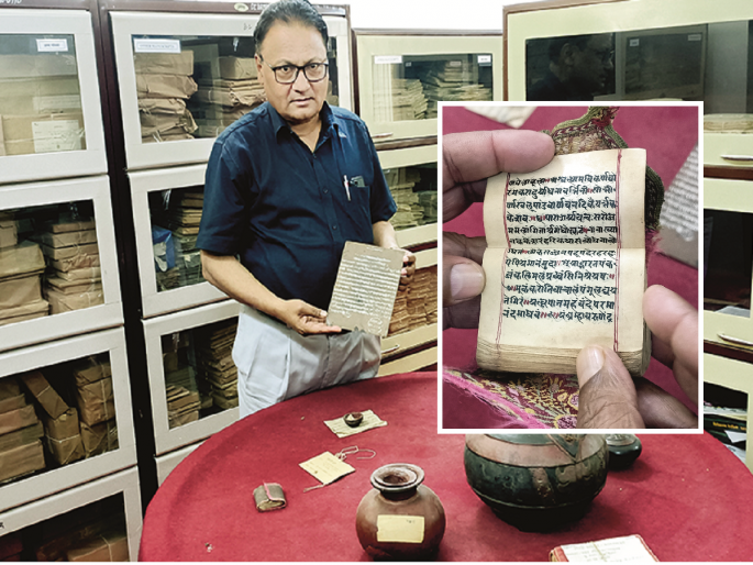 Eight and a half lakh pages of rare manuscripts in crisis at the Dr.BAMU; Aspire to Digitization of Pages | विद्यापीठात ५ भाषा, ११ लिप्यांतील दुर्मिळ हस्तलिखितांची तब्बल साडेआठ लाख पाने संकटात Eight and a half lakh pages of rare manuscripts in crisis at the Dr.BAMU; Aspire to Digitization of Pages | विद्यापीठात ५ भाषा, ११ लिप्यांतील दुर्मिळ हस्तलिखितांची तब्बल साडेआठ लाख पाने संकटात