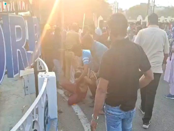 Damage to board near Dr.Babasaheb Ambedkar statue infront of University gate; Arsonist detained, police appeal for peace | आंबेडकरांच्या पुतळ्याजवळील बोर्डचे नुकसान; माथेफिरू ताब्यात, पोलिसांचे शांततेचे आवाहन Damage to board near Dr.Babasaheb Ambedkar statue infront of University gate; Arsonist detained, police appeal for peace | आंबेडकरांच्या पुतळ्याजवळील बोर्डचे नुकसान; माथेफिरू ताब्यात, पोलिसांचे शांततेचे आवाहन