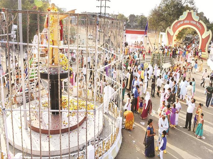 Following the rules and discipline, the Dr. Babasaheb Ambedkar Marathvada University Name Extension Day was celebrated with enthusiasm | विद्यापीठ नामविस्तार दिनानिमित्त आंबेडकरी समुदायाकडून शिस्तबद्ध पद्धतीने अभिवादन Following the rules and discipline, the Dr. Babasaheb Ambedkar Marathvada University Name Extension Day was celebrated with enthusiasm | विद्यापीठ नामविस्तार दिनानिमित्त आंबेडकरी समुदायाकडून शिस्तबद्ध पद्धतीने अभिवादन