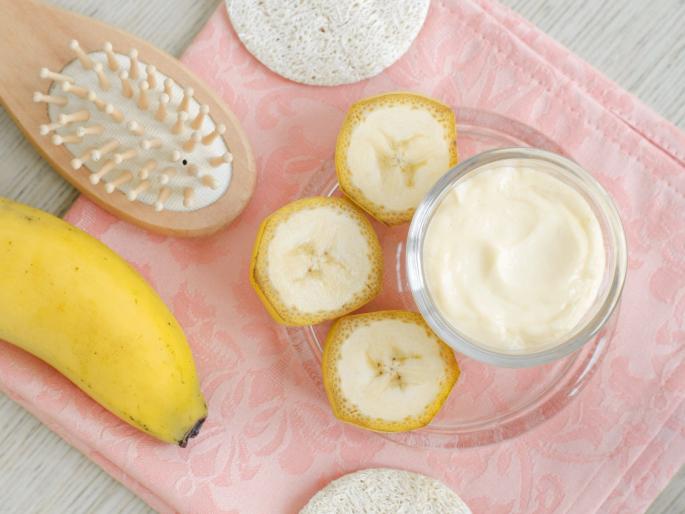 Beauty tips : Banana facepack, perfect solution for glowing skin | पावसाळ्यात चेहऱ्यावर लावा केळीचा फेसपॅक, त्वचा चमकदारही होईल आणि पोतही सुधारेल!