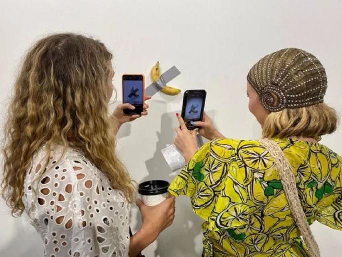 Duct taped banana work selling for 85 lakhs at art basel Miami | बोंबला! ५८ लाख रूपयांना विकलं गेलं भिंतीवर चिटकवलेलं एक केळं, पण का रे भौ? Duct taped banana work selling for 85 lakhs at art basel Miami | बोंबला! ५८ लाख रूपयांना विकलं गेलं भिंतीवर चिटकवलेलं एक केळं, पण का रे भौ?