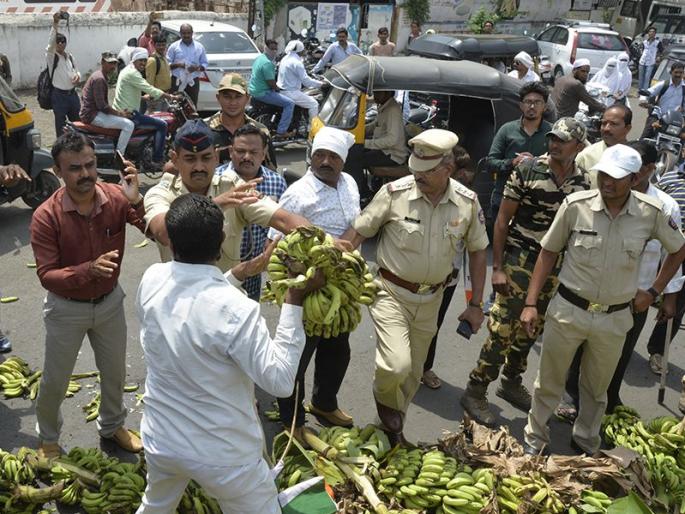 Banana throw on the office of Water Resources Minister | जळगावात राष्टÑवादीने फेकली जलसंपदामंत्री गिरीश महाजन यांच्या कार्यालयावर केळी, आंदोलनाला गालबोट Banana throw on the office of Water Resources Minister | जळगावात राष्टÑवादीने फेकली जलसंपदामंत्री गिरीश महाजन यांच्या कार्यालयावर केळी, आंदोलनाला गालबोट