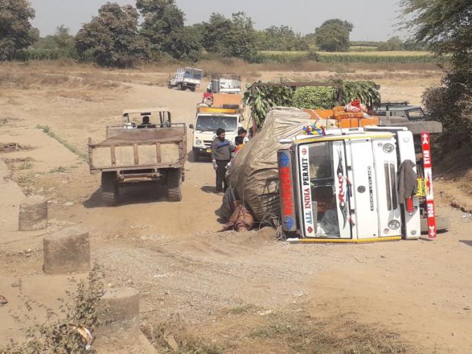 banana truck overturned | रावेरनजीक केळीने भरलेला ट्रक उलटला, पुनखेडामार्गे बसफेऱ्या खंडीत झाल्याने बारावीच्या विद्यार्थ्यांचे हाल