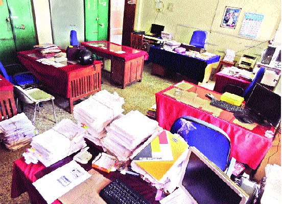 600 employees in the agricultural division of Satara district on community leave | सातारा जिल्ह्यातील कृषी विभागातील सहाशे कर्मचारी सामुहिक रजेवर 600 employees in the agricultural division of Satara district on community leave | सातारा जिल्ह्यातील कृषी विभागातील सहाशे कर्मचारी सामुहिक रजेवर