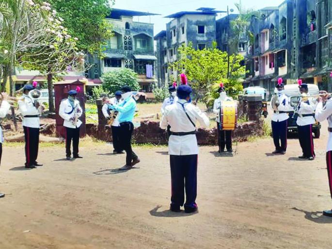 corona in ratnagiri - Awareness raising by the band squad in Chiplun, an innovative initiative of the police system | corona in ratnagiri-चिपळुणात बॅण्ड पथकाद्वारे जनजागृती, पोलीस यंत्रणेचा अभिनव उपक्रम corona in ratnagiri - Awareness raising by the band squad in Chiplun, an innovative initiative of the police system | corona in ratnagiri-चिपळुणात बॅण्ड पथकाद्वारे जनजागृती, पोलीस यंत्रणेचा अभिनव उपक्रम