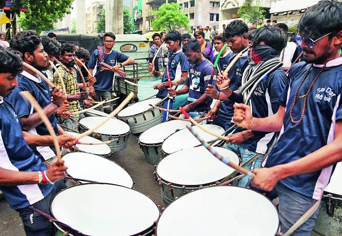 The band squad sounded at the Ganesh festival | गणेश उत्सवात दणक्यात वाजतोय बँड पथकाचा दणदणाट The band squad sounded at the Ganesh festival | गणेश उत्सवात दणक्यात वाजतोय बँड पथकाचा दणदणाट