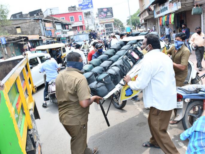 All shops closed except for essential services; Fear among citizens | इचलकरंजीत अत्यावश्यक सेवा वगळता सर्व दुकाने बंद ; नागरिकांमध्ये भीती All shops closed except for essential services; Fear among citizens | इचलकरंजीत अत्यावश्यक सेवा वगळता सर्व दुकाने बंद ; नागरिकांमध्ये भीती
