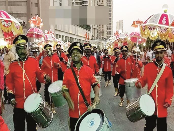 The groom's friends and relatives 'Zingat' dance on the song 'Bhangra To Mungla'; The groom does not proceed without the 'naagin' dance | ‘भांगडा ते मुंगळा’ गाण्यावरच वऱ्हाडीचा ‘झिंगाट’ डान्स; ‘नागीण’ नृत्याशिवाय वरात पुढे जातच नाही The groom's friends and relatives 'Zingat' dance on the song 'Bhangra To Mungla'; The groom does not proceed without the 'naagin' dance | ‘भांगडा ते मुंगळा’ गाण्यावरच वऱ्हाडीचा ‘झिंगाट’ डान्स; ‘नागीण’ नृत्याशिवाय वरात पुढे जातच नाही