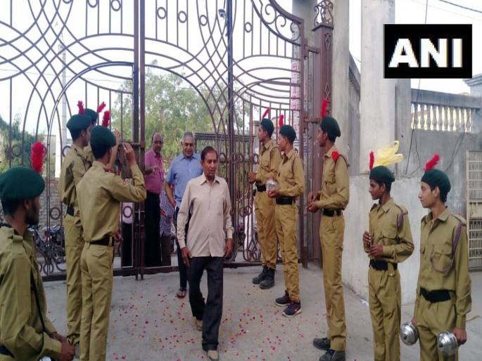 Flower petals being showered and 'Dhol' being played to welcome voters at polling booth | Lok Sabha Election 2019 : ढोल-नगारे, तुताऱ्या वाजवून मतदारांचे स्वागत Flower petals being showered and 'Dhol' being played to welcome voters at polling booth | Lok Sabha Election 2019 : ढोल-नगारे, तुताऱ्या वाजवून मतदारांचे स्वागत