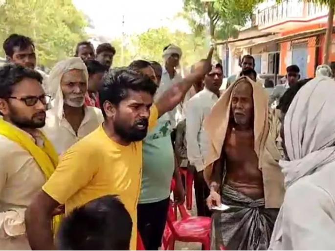 banda money suddenl disappeared from farmers accounts villagers created ruckus | National News धक्कादायक! मजूर आणि शेतकऱ्यांच्या खात्यातून अचानक पैसे गायब; बँकेत घातला गोंधळ banda money suddenl disappeared from farmers accounts villagers created ruckus | National News धक्कादायक! मजूर आणि शेतकऱ्यांच्या खात्यातून अचानक पैसे गायब; बँकेत घातला गोंधळ