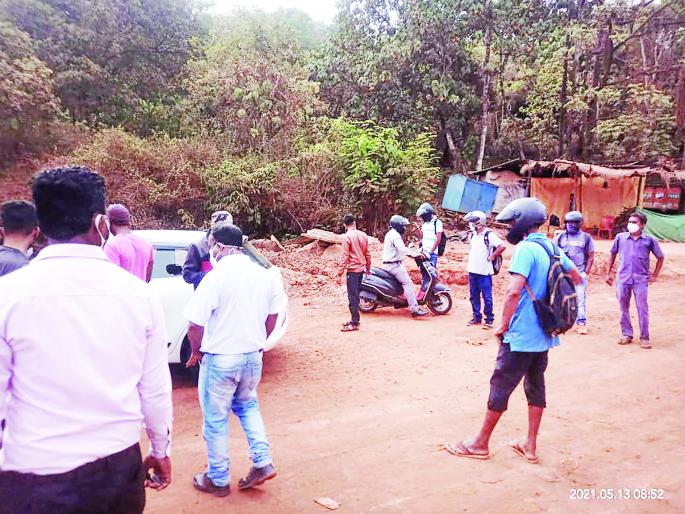 Strict investigation by police at Goa-Patradevi check post | गोवा-पत्रादेवी तपासणी नाक्यावर पोलिसांकडून कडक तपासणी Strict investigation by police at Goa-Patradevi check post | गोवा-पत्रादेवी तपासणी नाक्यावर पोलिसांकडून कडक तपासणी