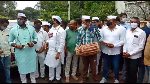 Avoid Shiv Sena MLA for releasing Bandatatya! | बंडातात्या यांच्या सुटकेसाठी शिवसेनेच्या आमदाराने हातात घेतले टाळ!