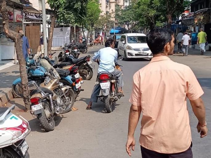 Bullying of hawkers in Mira Road Crime against 25-30 persons including the leader of the hawkers | मीरारोडमध्ये फेरीवाल्यांची गुंडगिरी; फेरीवाल्यांच्या म्होरक्यासह २५-३० जणांवर गुन्हा, दुकानदारांचा बंद Bullying of hawkers in Mira Road Crime against 25-30 persons including the leader of the hawkers | मीरारोडमध्ये फेरीवाल्यांची गुंडगिरी; फेरीवाल्यांच्या म्होरक्यासह २५-३० जणांवर गुन्हा, दुकानदारांचा बंद