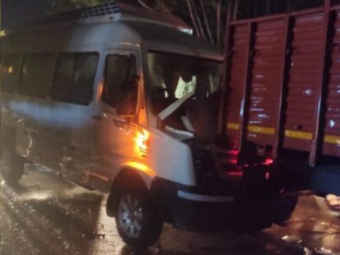 A dumper hit a tempo traveler stuck in a traffic jam; 9 people from Ratnagiri injured in an accident at Banda | वाहतूककोंडीत अडकलेल्या टेम्पो ट्रॅव्हलरला डंपरची धडक; बांदा येथील अपघातात रत्नागिरीतील ९ जण जखमी A dumper hit a tempo traveler stuck in a traffic jam; 9 people from Ratnagiri injured in an accident at Banda | वाहतूककोंडीत अडकलेल्या टेम्पो ट्रॅव्हलरला डंपरची धडक; बांदा येथील अपघातात रत्नागिरीतील ९ जण जखमी