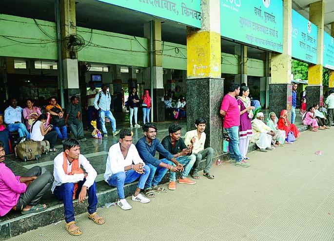 50 lakhs of rupees loss to ST during Bharat Bandh in Nagpur | नागपुरात बंदमुळे एसटीला ५० लाखाचा फटका 50 lakhs of rupees loss to ST during Bharat Bandh in Nagpur | नागपुरात बंदमुळे एसटीला ५० लाखाचा फटका