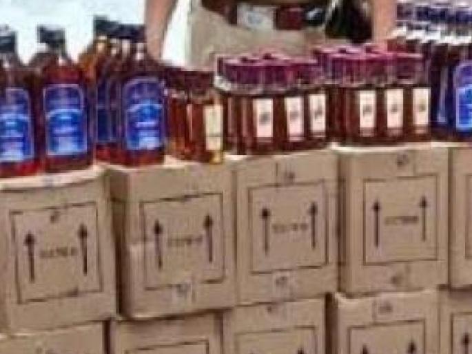 Two persons from Kolhapur arrested in connection with illegal liquor traffic, goods worth 6 lakhs along with liquor seized | अवैध दारु वाहतूक प्रकरणी कोल्हापूरचे दोघे ताब्यात, दारूसह ६ लाखांचा मुद्देमाल जप्त Two persons from Kolhapur arrested in connection with illegal liquor traffic, goods worth 6 lakhs along with liquor seized | अवैध दारु वाहतूक प्रकरणी कोल्हापूरचे दोघे ताब्यात, दारूसह ६ लाखांचा मुद्देमाल जप्त