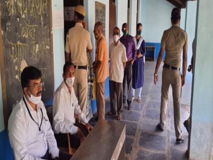 Banda Gram Panchayat By Election Short response to voting in the morning session | बांदा ग्रामपंचायत पोटनिवडणूक : मतदानास सकाळच्या सत्रात अल्प प्रतिसाद Banda Gram Panchayat By Election Short response to voting in the morning session | बांदा ग्रामपंचायत पोटनिवडणूक : मतदानास सकाळच्या सत्रात अल्प प्रतिसाद