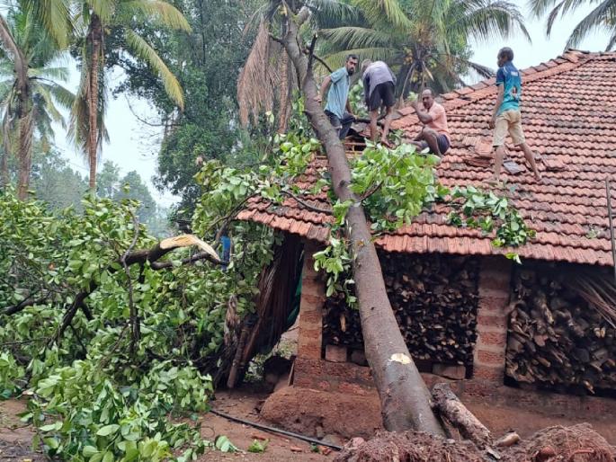 Stormy rain in Banda area Sindhudurg, relief work of local villagers without waiting for government system | Sindhudurg: बांदा परिसरात वादळी पावसाचा तडाखा, शासकीय यंत्रणेची वाट न पाहता स्थानिक ग्रामस्थांचे मदत कार्य Stormy rain in Banda area Sindhudurg, relief work of local villagers without waiting for government system | Sindhudurg: बांदा परिसरात वादळी पावसाचा तडाखा, शासकीय यंत्रणेची वाट न पाहता स्थानिक ग्रामस्थांचे मदत कार्य