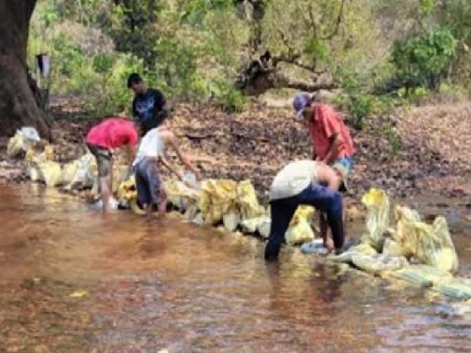 Two thousand dams were built in Ratnagiri district through Shramdan | रत्नागिरी जिल्ह्यात यंदा पाणीटंचाईची झळ कमी होणार, श्रमदानातून दोन हजार बंधारे बांधून पूर्ण Two thousand dams were built in Ratnagiri district through Shramdan | रत्नागिरी जिल्ह्यात यंदा पाणीटंचाईची झळ कमी होणार, श्रमदानातून दोन हजार बंधारे बांधून पूर्ण