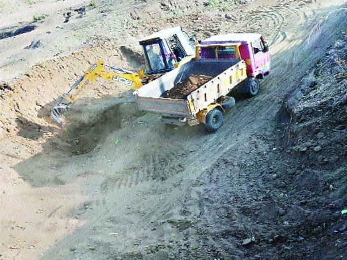 Youth took away from labor the mud of the dam | श्रमदानातून तरुणांनी काढला बंधाऱ्यातील गाळ Youth took away from labor the mud of the dam | श्रमदानातून तरुणांनी काढला बंधाऱ्यातील गाळ