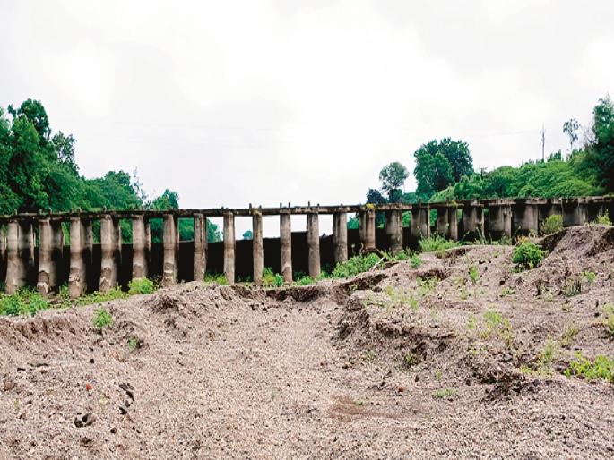 During the rainy season, 22 iron gates of the dam were stolen; Impact on water storage | ऐन पावसाळ्यात बंधाऱ्याचे २२ लोखंडी दरवाजे चोरीला; पाणी साठवणुकीवर होणार परिणाम During the rainy season, 22 iron gates of the dam were stolen; Impact on water storage | ऐन पावसाळ्यात बंधाऱ्याचे २२ लोखंडी दरवाजे चोरीला; पाणी साठवणुकीवर होणार परिणाम