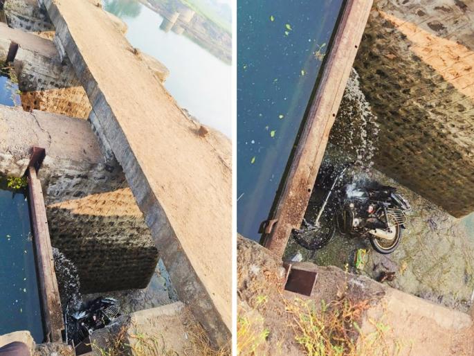 A farmer fell with his bike over an overflowing embankment; Caught in the hand and saves by other farmers | अपघातानंतर शेतकरी अडकला तुडुंब भरलेल्या बंधाऱ्याच्या कठड्याला; तासाभरानंतर झाली सुटका A farmer fell with his bike over an overflowing embankment; Caught in the hand and saves by other farmers | अपघातानंतर शेतकरी अडकला तुडुंब भरलेल्या बंधाऱ्याच्या कठड्याला; तासाभरानंतर झाली सुटका