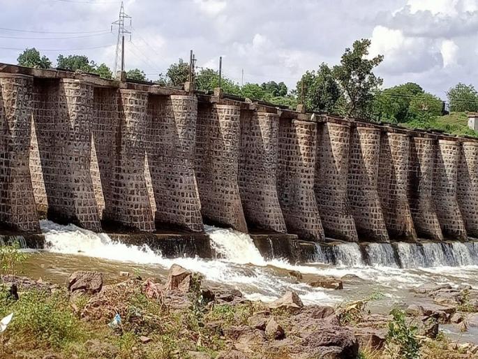 Bandharas are not repaired in time; Millions of liters of water wasted due to negligence of Irrigation Department | बंधाऱ्यांची वेळेत दुरुस्ती नाही; पाटबंधारे विभागाच्या दुर्लक्षामुळे लाखो लिटर पाणी वाया