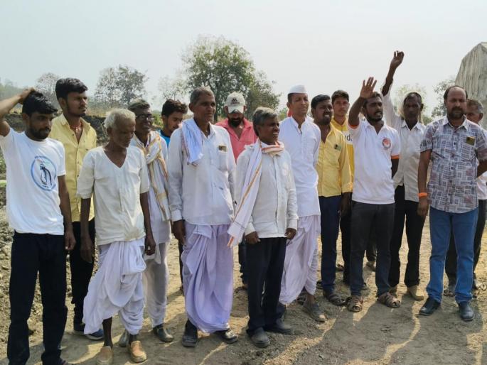 Aggressive farmers stop work on Borala storage pond due to substandard work | दर्जाहीन कामावरून आक्रमक शेतकऱ्यांनी बोराळा साठवण तलावाचे काम बंद पाडले Aggressive farmers stop work on Borala storage pond due to substandard work | दर्जाहीन कामावरून आक्रमक शेतकऱ्यांनी बोराळा साठवण तलावाचे काम बंद पाडले
