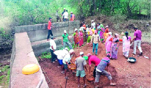 To solve the water dispute, the gangsters gathered in the village: group-side, heaveadove side | पाणीप्रश्न सोडवण्यास महागोंड ग्रामस्थ एकवटले :गट-तट, हेवेदावे बाजूला