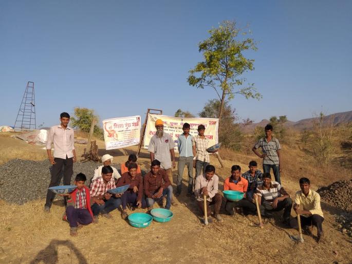 Construction of barrage through cooperation of lobour | श्रमदानातून केली बंधाऱ्याची निर्मिती! Construction of barrage through cooperation of lobour | श्रमदानातून केली बंधाऱ्याची निर्मिती!