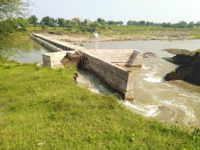 Farmers in double trouble due to the Kolhapuri dam near Kothala broke | कोथळा येथिल कोल्हापुरी बंधारा फुटल्याने शेतकरी दुहेरी संकटात Farmers in double trouble due to the Kolhapuri dam near Kothala broke | कोथळा येथिल कोल्हापुरी बंधारा फुटल्याने शेतकरी दुहेरी संकटात