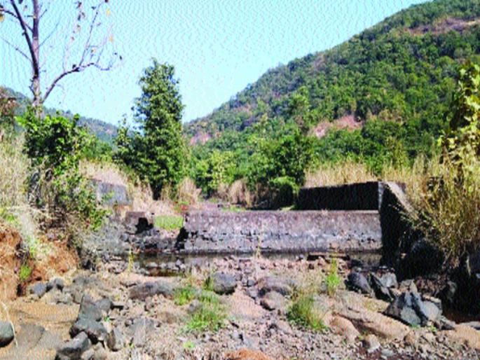 Bundes built in Gopaldi | आढी गवळवाडीत बांधलेले बंधारे गाळात  Bundes built in Gopaldi | आढी गवळवाडीत बांधलेले बंधारे गाळात