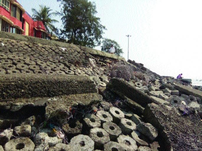 On the banks sea of the Alibaug, the dam collapsed | अलिबाग किनाऱ्यावरील बंधारा फुटला On the banks sea of the Alibaug, the dam collapsed | अलिबाग किनाऱ्यावरील बंधारा फुटला