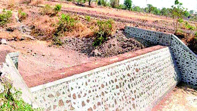 Prohibition of funds canceled five winding bogs | निधीअभावी पाच वळण बंधारे रद्द