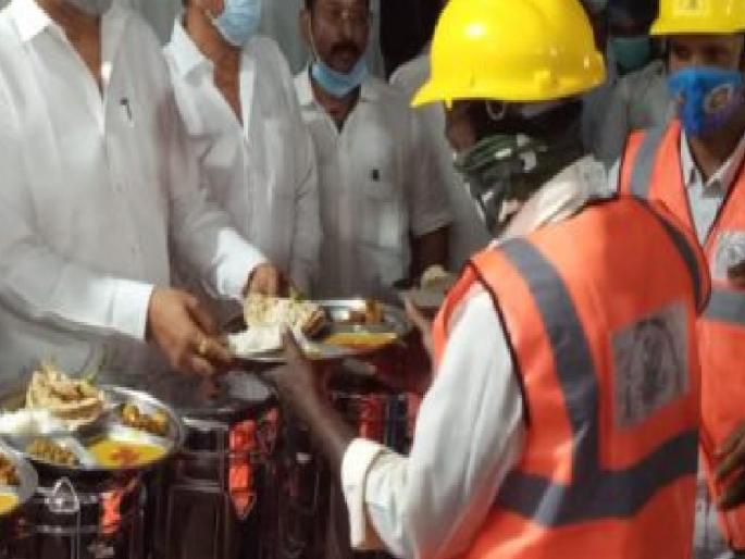 Malpractice in Construction Workers Meal Scheme, Complaints that the food is also of poor quality | बांधकाम कामगारांच्या भोजनावर ठेकेदारांचाच ढेकर, जेवणही निकृष्ट दर्जाचे असल्याच्या तक्रारी Malpractice in Construction Workers Meal Scheme, Complaints that the food is also of poor quality | बांधकाम कामगारांच्या भोजनावर ठेकेदारांचाच ढेकर, जेवणही निकृष्ट दर्जाचे असल्याच्या तक्रारी