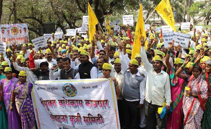 Kolhapur: Undo Mediclaim Plans, Construction Workers 'Arochha Morcha': Otherwise the agitation of Labor Minister's House | कोल्हापूर : मेडिक्लेम योजना पूर्ववत करा, बांधकाम कामगारांचा ‘आक्रोश मोर्चा’ : अन्यथा कामगार मंत्र्यांच्या घरासमोर आंदोलन